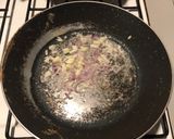 Foto langkah ke 7 dari resep Makanan AnakRoti Telur Goreng Isi Salmon.