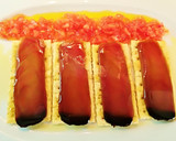Foto del paso 5 de la receta: Pincho de mojama con olivada, tomate, albaricoque y piñones