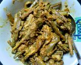 কচুর লতি সুটকি দিয়ে কষানো রেসিপির ধাপ 2 ছবি