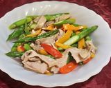 A picture of step 3 of Stir-Fried Pork Stomach with Asparagus and Sweet Peppers.