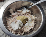 Foto del paso 3 de la receta: Burritos de pollo desmechado con crema de queso, mostaza y guacamole exprés