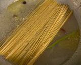 Foto del passaggio 2 della ricetta Spaghetti in padella 43 olive e baccalà