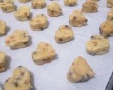 Gambar langkah 4 resipi Scones with Butterscotch.