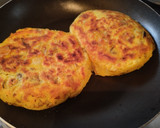Foto del paso 3 de la receta: Arepa🫓con🧀🍯chori-queso🥯🥓🧅