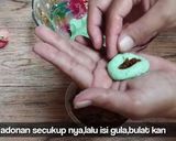 Foto langkah ke 4 dari resep Klepon warna warni kuah santan.