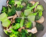A picture of step 4 of Chinese-Style Stir-Fried Broccoli and Scallops.