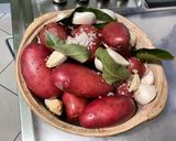 Une image de l'étape 5 de Pommes de terre au diable, ail confit et herbes aromatiques.