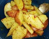 Foto langkah ke 4 dari resep Potato Wedges dengan Bumbu Kearifan Lokal.