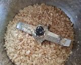 A picture of step 2 of Leftover roti ke ladoo.