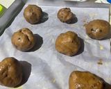 Foto langkah ke 9 dari resep Levain NYC Chocolate Cookies.
