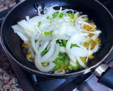 Foto del paso 5 de la receta: Tortilla de patatas con pulpo, cebolla y pimiento verde