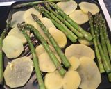 Foto del paso 3 de la receta: Merluza al horno con espárragos trigueros y patatas