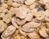 Foto del paso 2 de la receta: Salmón en salsa cremosa con espinacas baby