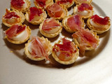 Tarteletas con palmitos, jamón y salsa golf