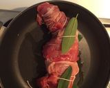 Foto del passaggio 2 della ricetta Filetto di maiale con crudo e funghi