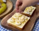 Gambar langkah 3 resipi Roti pisang bermadu keju.