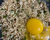 Foto langkah ke 4 dari resep Martabak Mie Kornet.