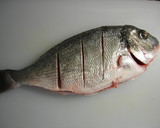 Foto del paso 1 de la receta: Dorada al horno con langostinos y almejas