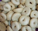 Foto langkah ke 3 dari resep Donat Maizena.
