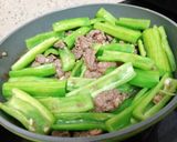 A picture of step 3 of Stir-Fried Beef with Snake Gourd.