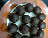 A picture of step 4 of Dates nuts chocolate balls.
