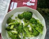 A picture of step 1 of Steamed Broccoli with soy Ginger.