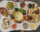 Hình bước làm 2 của món Salad mùa hè với rau rocket, trái cây và mozzarella