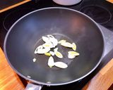 Hình bước làm 2 của món 🌱 Mì Ý Xào Lá Củ Dền Đỏ (Vegan)