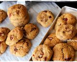 Foto langkah ke 8 dari resep Chocochips Cranberry CHEWY Cookies (Thick+Soft) cepat dan mudah.