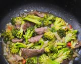 Foto langkah ke 8 dari resep Tumis Brokoli dan Daging Sapi.