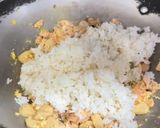 Foto langkah ke 4 dari resep Nasi Goreng Salmon.
