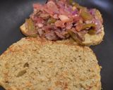 Foto del paso 5 de la receta: Sándwich🥙de carne🥩bbq🍯, cebolla🧅, pimiento🫑y queso🧀