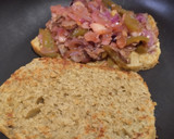 Foto del paso 5 de la receta: Sándwich🥙de carne🥩bbq🍯, cebolla🧅, pimiento🫑y queso🧀