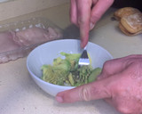 Foto del paso 2 de la receta: Bocadillo de pechuga con pasta de aguacate