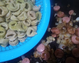 Foto del paso 4 de la receta: Tortellinis de espinacas con cebolla y salchichas en 16 minutos