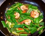 รูปขั้นตอนการทำที่ 6 ของ กุ้งผัดดอกหอม