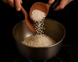 Foto del passaggio 2 della ricetta Risotto Blu con Spirulina e Agrumi