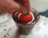 Foto del paso 3 de la receta: *Fresas cubiertas de Chocolate y Sprinkles*