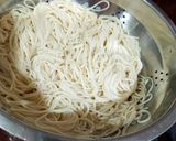 A picture of step 1 of स्पाइसी नूडल्स रोल.