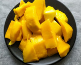 Foto del paso 1 de la receta: Ensalada de mango y fresas