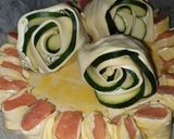 Une image de l'étape 7 de Couronne de saumon et ses fleurs en courgettes.