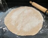 Foto del paso 4 de la receta: Pizza integral crujiente (base)