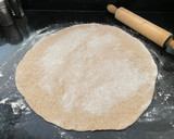 Foto del paso 4 de la receta: Pizza integral crujiente (base)