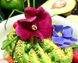 Une image de l'étape 4 de Tartare de saumon à l'ananas et l'avocat.