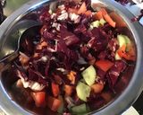 Une image de l'étape 6 de Chaudrons sanguinaires de salade composée (tomates,concombre,feta).