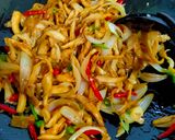 Foto langkah ke 3 dari resep Tumis Jamur Bawang Bombay.