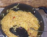 A picture of step 4 of Garlic tomato sauce maggi.