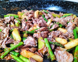Foto del paso 3 de la receta: Arroz con carrillada, ajos tiernos y espárragos trigueros