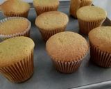 Foto langkah ke 6 dari resep Vanilla cupcakes mudah & murah.
