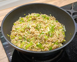 Foto del paso 2 de la receta: Cocina de aprovechamiento: arroz frito con puerros a las 5 especias chinas